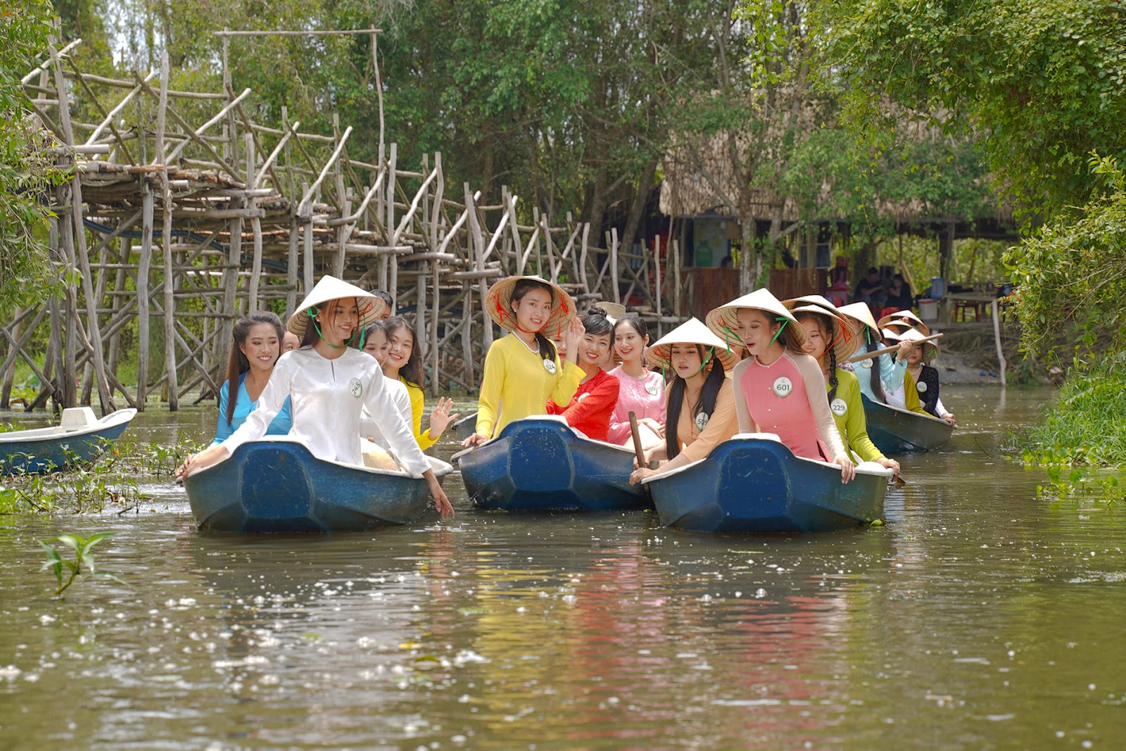 25 thí sinh Hoa khôi Sông Vàm chèo xuồng ba lá, khám phá làng nổi Tân Lập